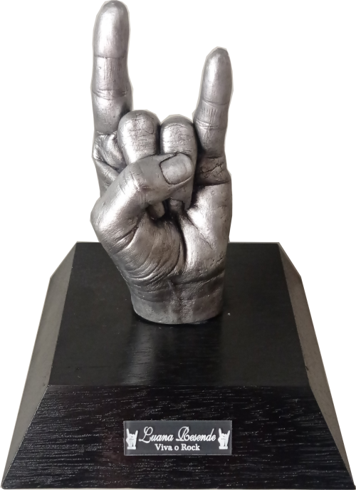 Uma escultura em gesso de mão adulta com base em madeira Angelim