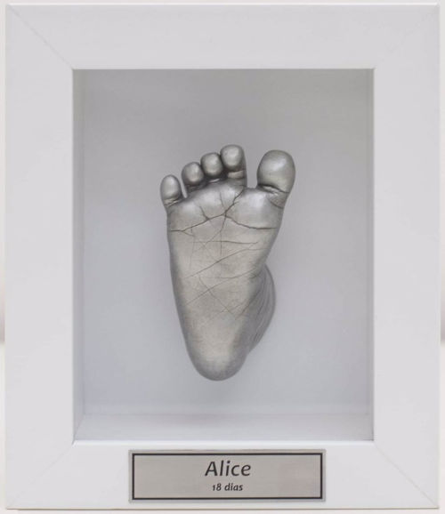 Duas esculturas em gesso de mãos adultas e base em granito preto São Gabriel