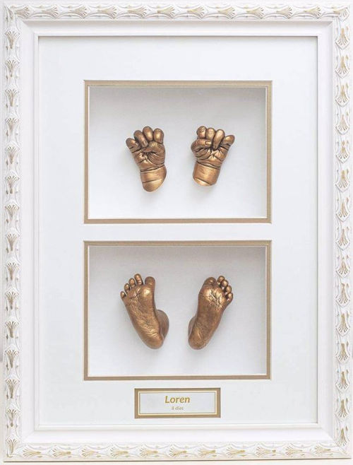 Uma escultura em gesso de mão adulta com base em madeira Angelim