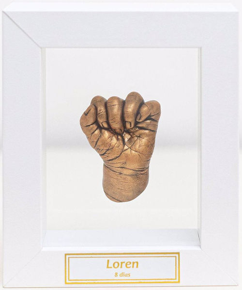 Um quadro 30x40cm, uma foto e duas esculturas de mãozinhas