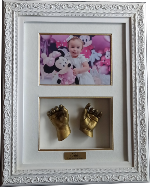 Um quadro 30x40cm, uma foto e duas esculturas de mãozinhas